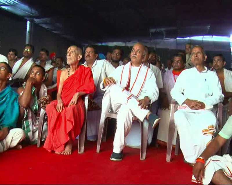 Photo of Togadia sitting next to Pejawar Swamiji with cross legged goes heavy criticism